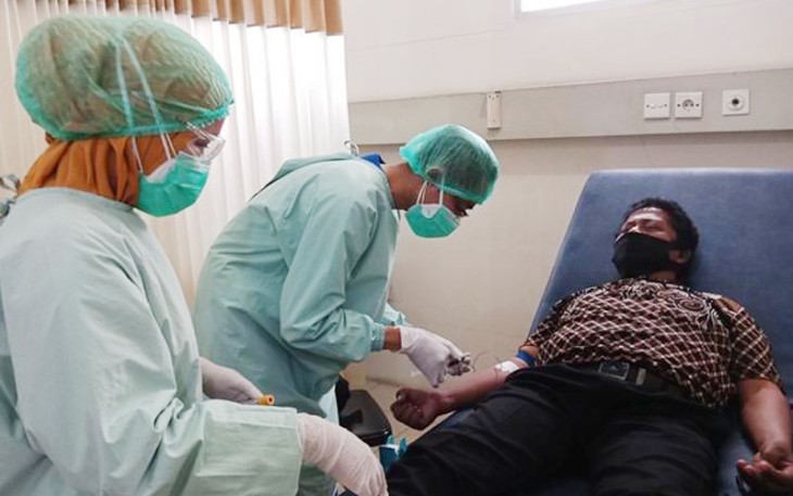 Samsul saat mendapat perawatan medis