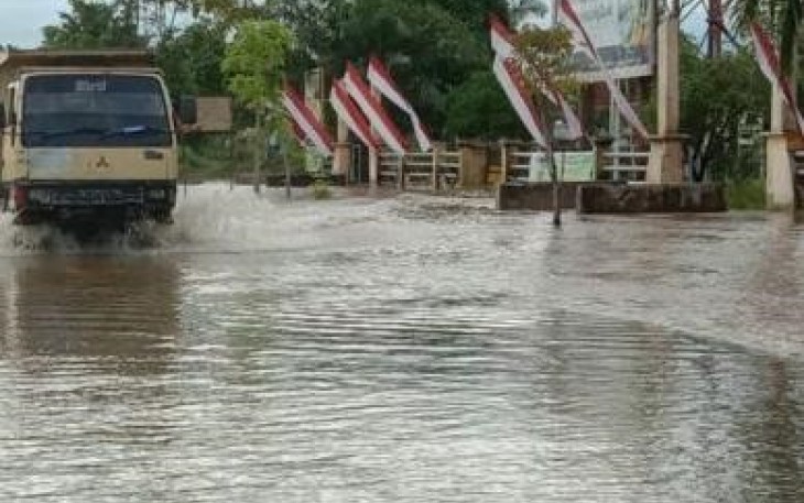Jalan dan fasilitas umum perkantoran di Kecamatan Singkil Utara Kabupaten Aceh Singkil terendam banjir.