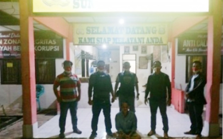 Tersangka (duduk) saat diamankan