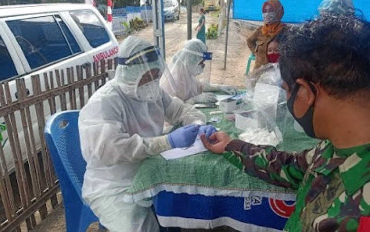 Babinsa Dampingi Tenaga Medis Lakukan Tes Cepat