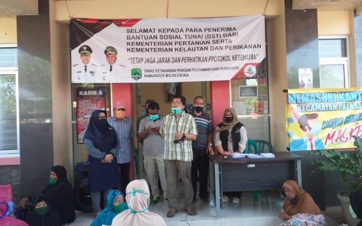 Petugas TKSK Kecamatan Palasah Dampingi Warga Kawal Penyaluran BST Tahap 4 dan 5