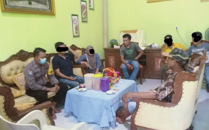 Bhabinkamtimbmas dan Babinsa Bersama Kades di Sukaraja Damaikan Warga Berselisih