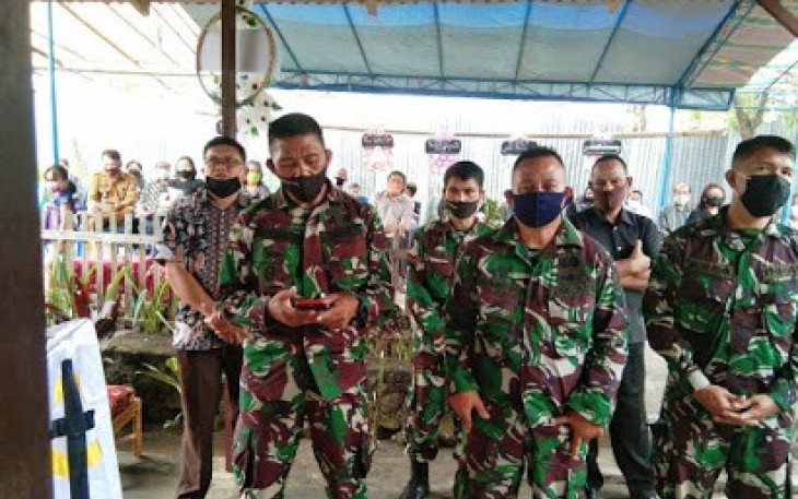 Danramil saat hadiri ibadah pemakaman bersama personil Koramil 1310-01/Bitung