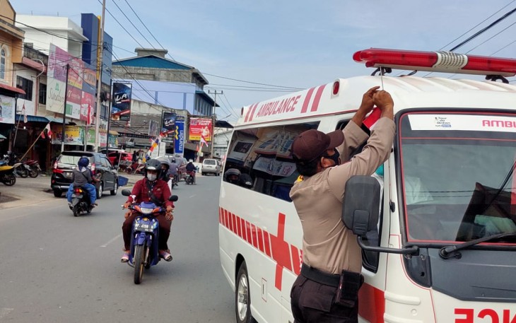 Polsek Bintan Utara Pasangkan Bendera Merah Putih kepada Pengendara