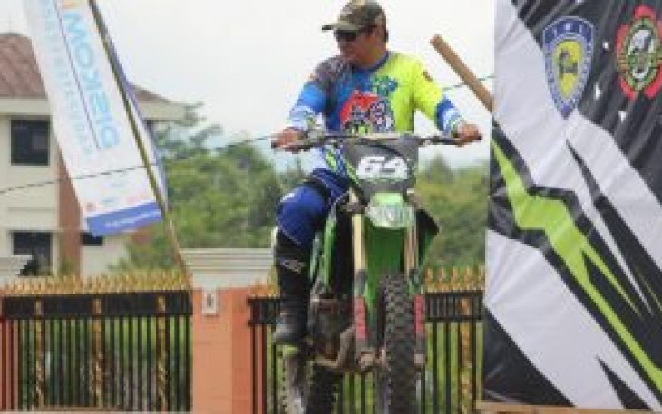 Bupati Lebong Rosjonsyah  