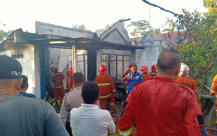 Polisi Bantu Padamkan Kebakaran Rumah di Pematang Gubernur