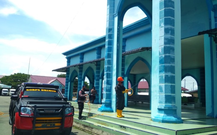 Personel Satbrimob Polda Aceh Semprot Disinfektan di Terminal Cegah Corona