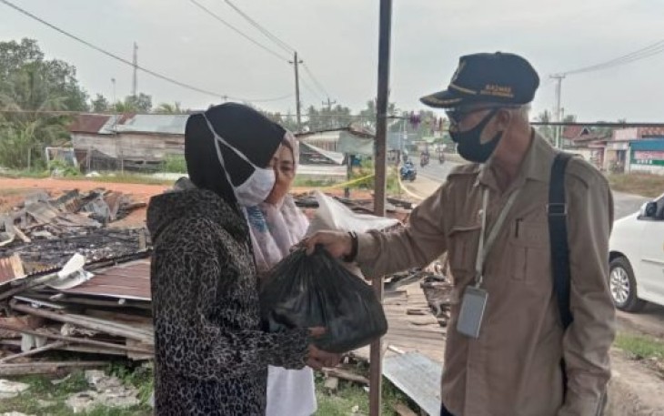 Ketua Baznas Kota Bengkulu Habib Abdurahman Alkaf Salurkan Bantuan Sembako Untuk Korban Kebakaran
