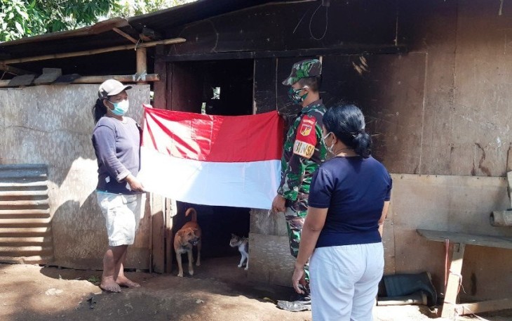 Babinsa Bagikan Bendera Merah Putih Kepada Warga Kurang Mampu