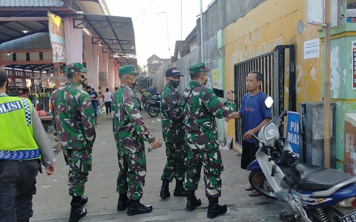 Anggota Danramil 0808/10 Kademangan saat Pendisiplinan Prokes Covid-19 