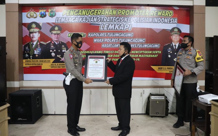 Tiga Pewira Polres Tulungagung Terima Penghargaan Dari LEMKAPI