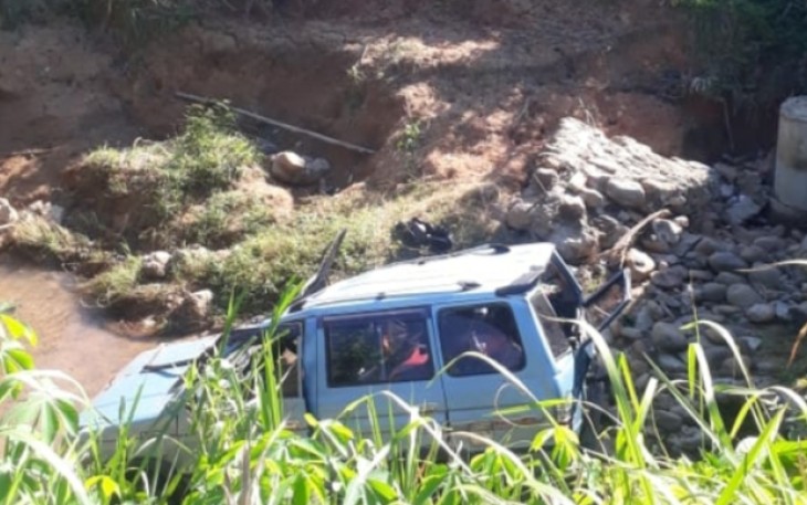 Mobil kijang super pasca terjun ke sungai