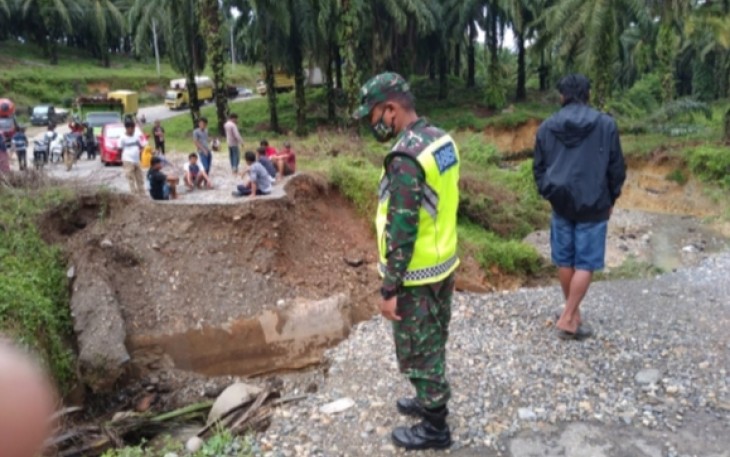 Jembatan jebol setelah di curah hujan tinggi: Foto: Inews TV/Ismail Yugo
