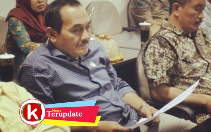 Ketua Komisi II DPRD Kabupaten Blitar Idris Marbawi (pegang Kertas) (foto : Faisal NR / dok. Klikwarta.com) 