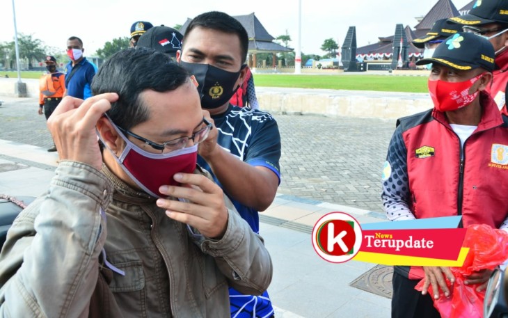 Dandim 0808/Blitar Letkol Arh Dian Musriyanto saat Memakaikan Masker kepada Warga (foto: Faisal NR / Klikwarta.com) 