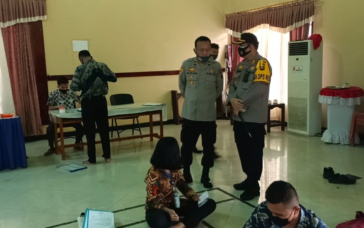 Kapolres Musirawas AKBP Efrannedy meninjau Rapid Test terhadap 103 Casis Bintara di Aula Polres Musirawas Jumat (22/8)