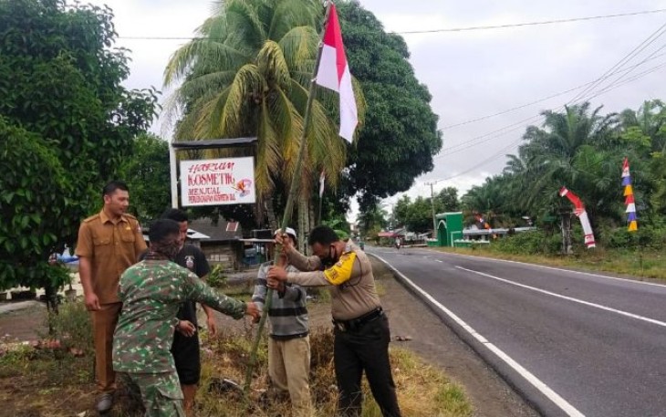 3 Pilar Desa Bersama BPD dan Karang Taruna Pauh Terenjah Pasang Bendera dan Umbul-umbul