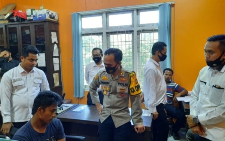 Pelaku saat diamankan di Mapolres OKU Timur