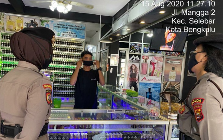 Polwan Polda Bengkulu Tingkatkan Patroli Humanis Imbau Masyarakat Terapkan Adaptasi Kebiasaan Baru