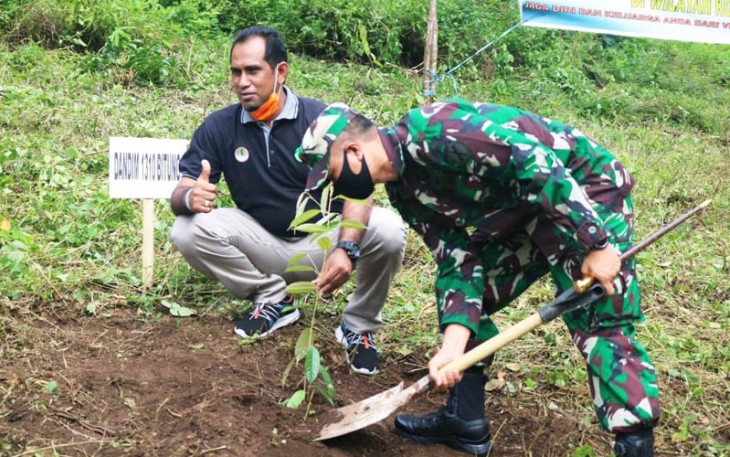 Dandim 1310/Bitung Letkol Inf Benny Lesmana Pimpin Penanaman 1000 Pohon di Kakenturan Dua