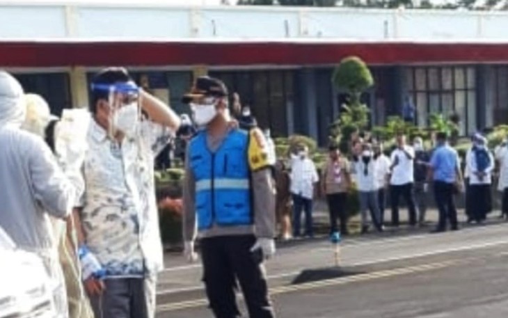 Wako Lubuklinggau H SN Prana Sohe saat hendak terbang ke Jakarta dari Bandara Silampari masih terpasang Infus ditangannya dan menggunakan Alat Pelindungmu Diri (APD). Rabu(19/8)