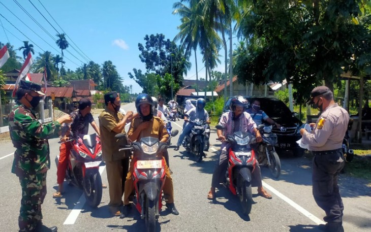 Tiga Pilar Kecamatan Arongan Bagikan Masker
