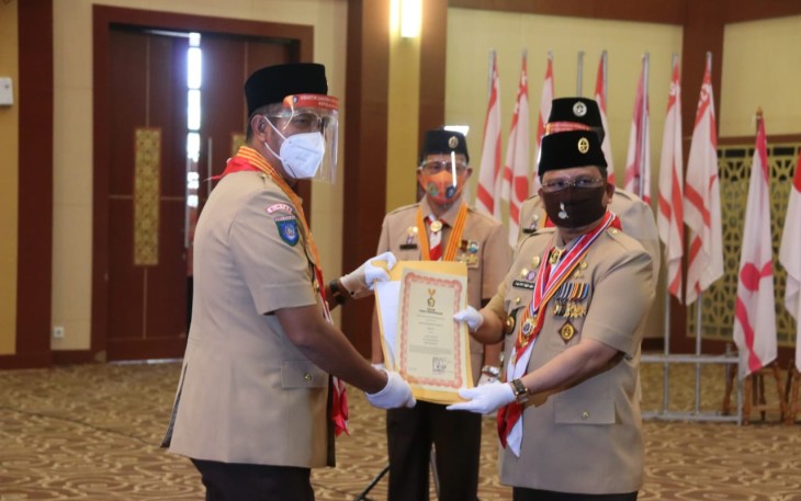 Bupati dan Wakil Bupati Bintan Terima Penghargaan Lencana Melati dari Kwarnas