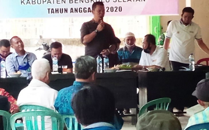 Kasi Pemerintahan Kecamatan Seginim Jardi menyampaikan sambutan