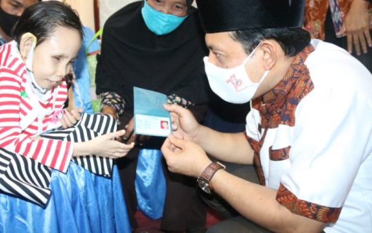 Wakil Wali Kota Bengkulu Dedy Wahyudi Bagikan Elektronik Kartu Tanda Penduduk Pada Warga Disabilitas 