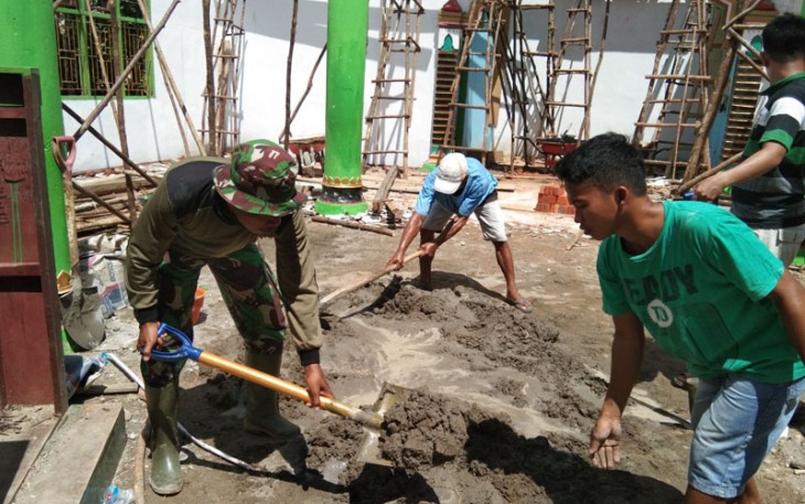 Tim Serbuan Teritorial 1417/Kendari Lanjutkan Kegiatan Karya Bakti di Sasaran Mesjid An'nur Desa Lameuru