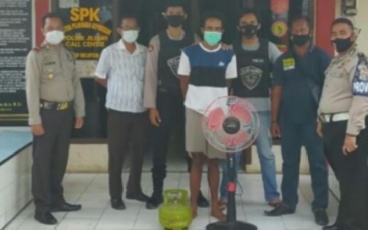 Tersangka (diborgol) saat diamankan