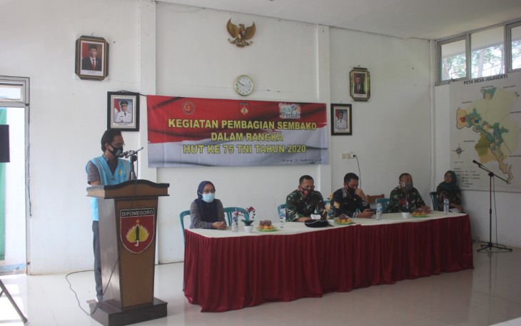 Dandim Bersama PT PLN ULP Batang Bagikan Sembako Kepada Warga Terdampak Pandemi Covid-19