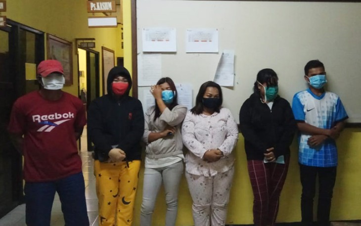 Enam orang saat diamankan petugas