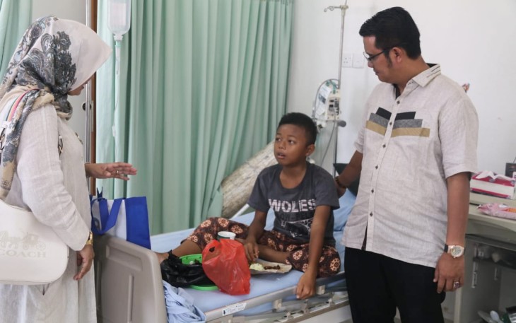 Bupati Bintan Apri Sujadi saat jenguk salah satu pasien
