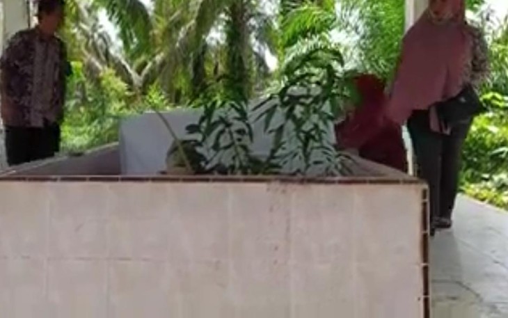 Pihak Bidang Kebudayaan Disdikbud Aceh Singkil saat mengunjungi Makam Syeikh Ali Fansury.