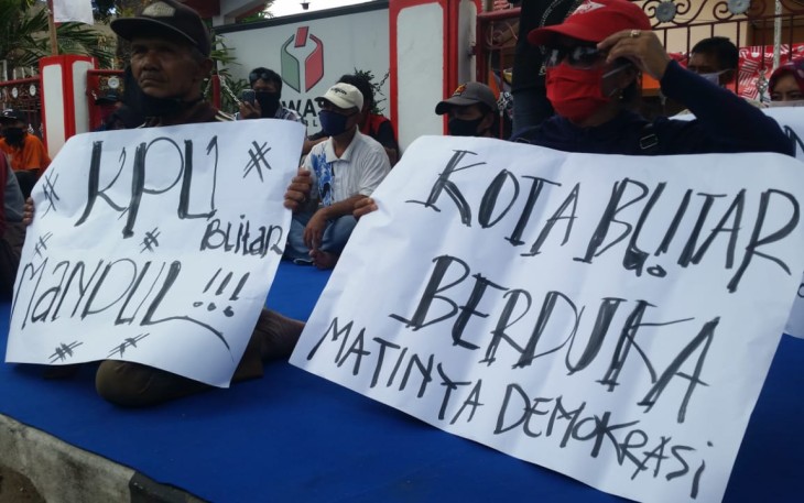 Poster-poster Aksi Unras Relawan Lisminingsih-Teteng di Depan Kantor Bawaslu Kota Blitar (foto: Faisal NR / Klikwarta.com) 