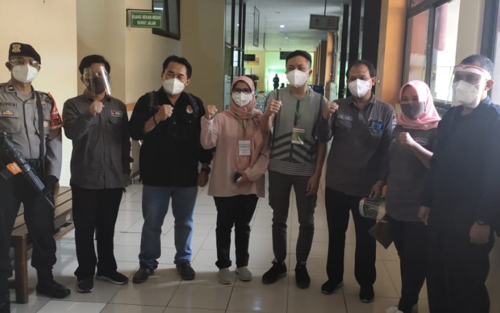 Mak Rini (empat dari kiri) dengan Makde Santoso (empat dari kanan) Usai Tes Kesehatan di RSSA Malang (foto: Faisal NR / Klikwarta.com) 