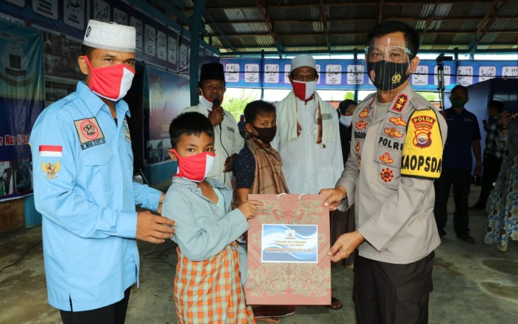 Kapolda Bengkulu Irjen Pol Drs Teguh Sarwono M.Si saat memberikan bingkisan secara simbolis terhadap salah satu peserta khitan
