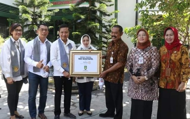 Serah terima bantuan 100 wastafel dari Rotary Club of Solo Raya kepada Pemkot Surakarta secara simbolis di halaman SMP Negeri 15 Surakarta.