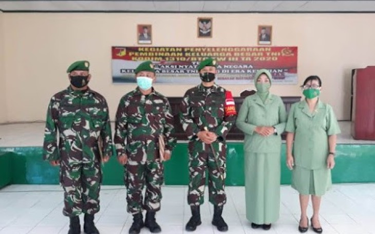 Dandim 1310/Bitung saat memimpin acara tradisi purna tugas 2 personil Kodim