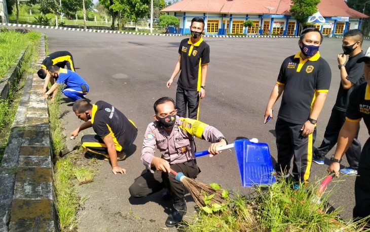 Bhabinkamtibmas Polsek Curup Bersihkan Terminal Simpang Nangka