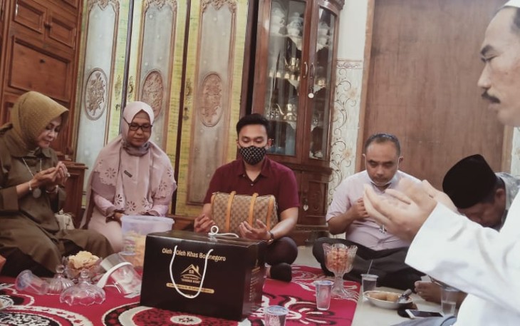 Cawabup Lamongan Astried Wahid Sowan ke Kyai Pesantren