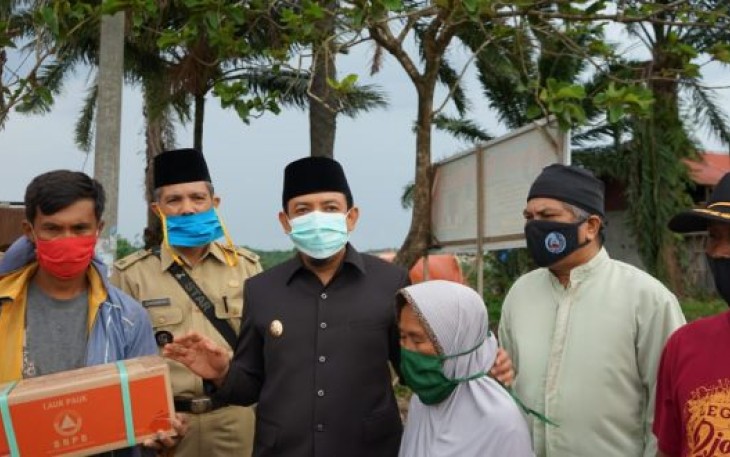 Wakil Wali Kota Bengkulu Dedy Wahyudi Serahkan Bantuan Matrial Bangun Pada Warga 