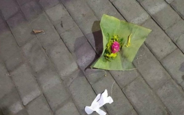 Penampakan Bunga Setaman dan Boneka Kertas Tertusuk Jarum di Pelataran Halaman Kantor KPU Kota Blitar (foto: Istimewa)