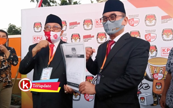 Santoso (kiri) bersama Tjutjuk Sunario (kanan) saat Mendaftar di KPU Kota Blitar (foto: Faisal NR / Klikwarta.com) 