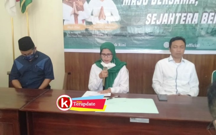 Mak Rini dan Makde Rahmat saat Deklarasi Pencalonan di DPC PKB Kabupaten Blitar (foto: Faisal NR / Klikwarta.com) 