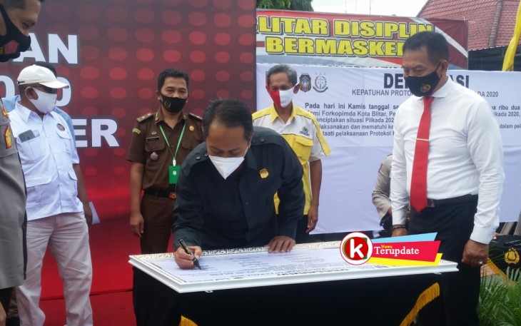 Ketua DPRD Kota Blitar Syahrul Alim Menandatangani Deklarasi Patuh Protokol Kesehatan (foto: Faisal NR / Klikwarta.com) 