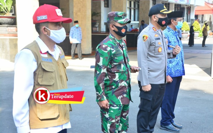 Dandim 0808/Blitar Letkol Arh Dian Musriyanto (dua dari kiri) Ketika Ikuti Peluncuran Relawan Penegak Disiplin Protokol Kesehatan (foto: Kodim 0808/Blitar for Klikwarta.com) 