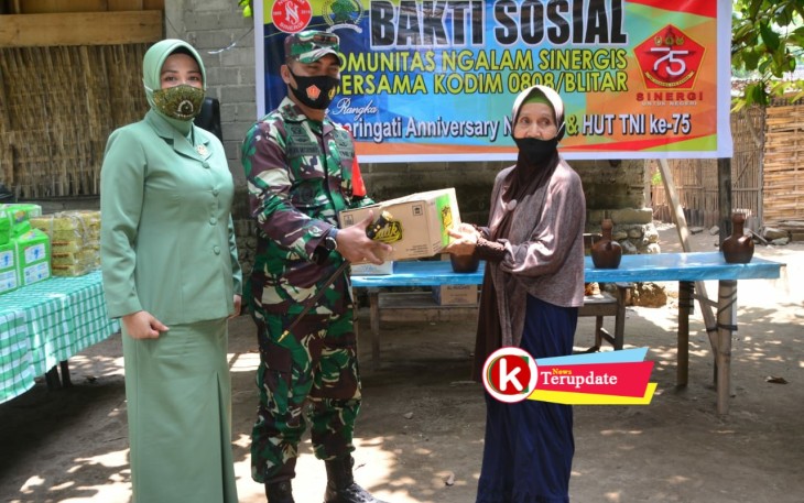 Dandim 0808/Blitar Menyerahkan Bantuan Kepada Lansia (foto: Faisal NR / Klikwarta.com) 