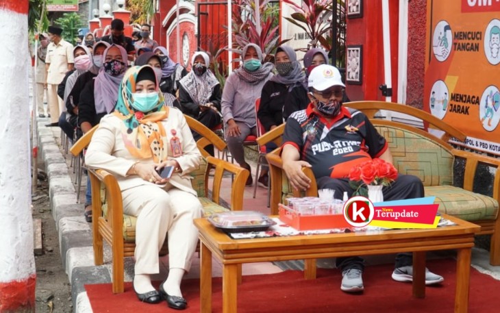 Walikota Santoso (kanan, depan) bersama Plt Kepala Dinas Koperasi dan UKM Sad Sasmintarti di Acara Pembukaan Wisata Kuliner (foto: Faisal NR / Klikwarta.com) 